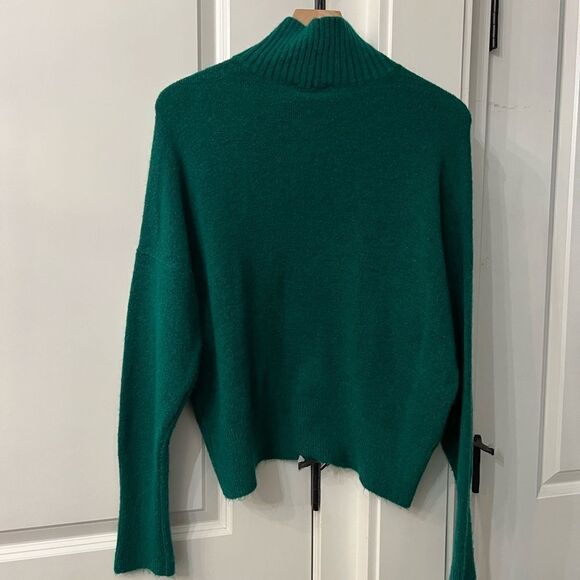 Express green long sleeve turtleneck sweater womens size medium winter i254 - Picture 3 of 3